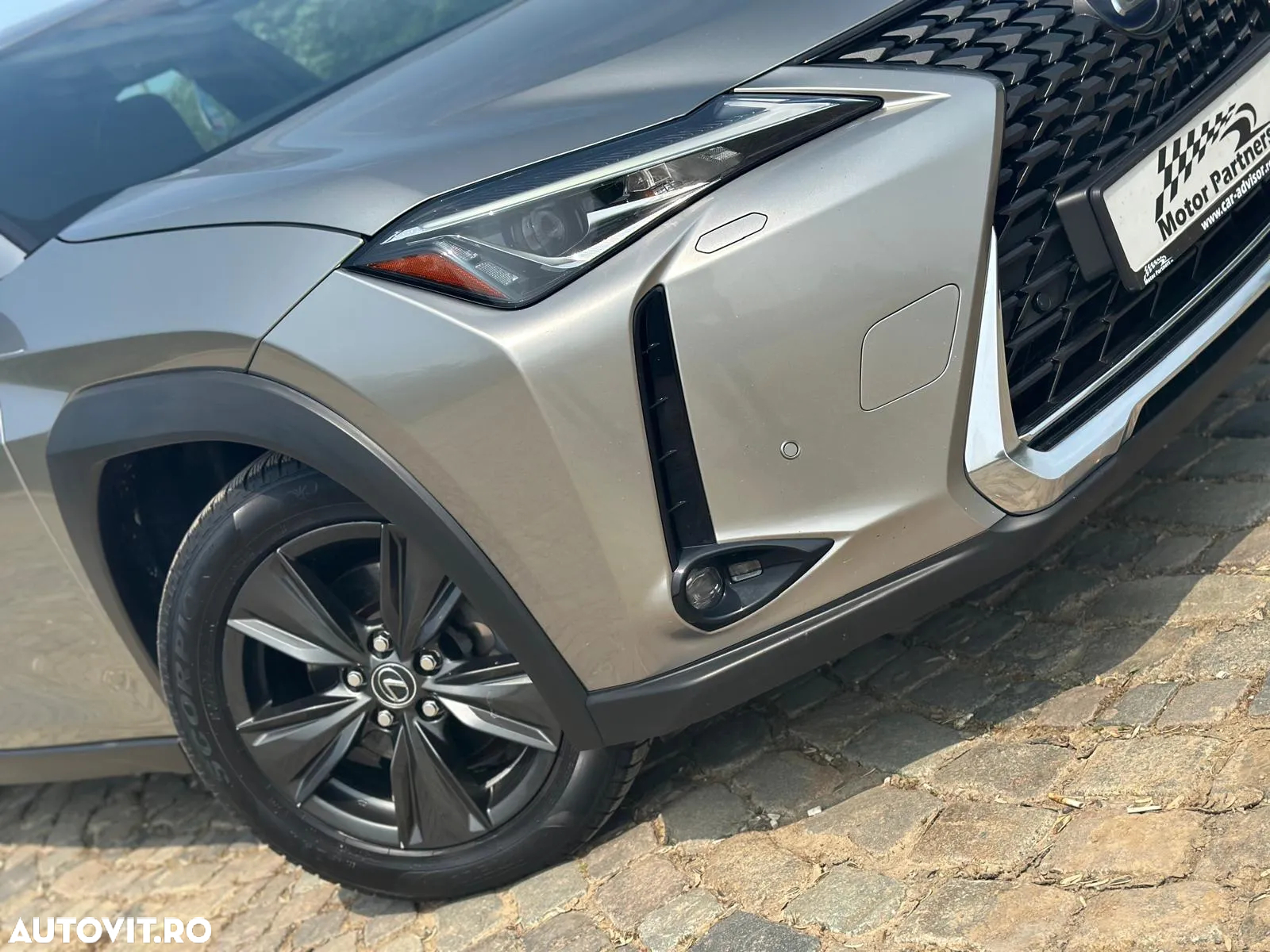 Lexus UX 250h Business Edition - 11