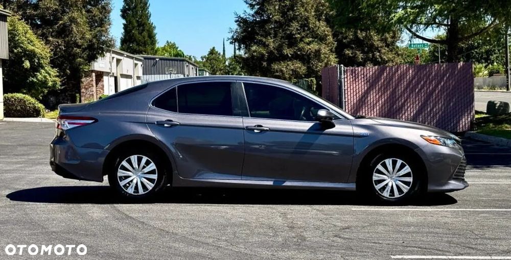 Toyota Camry Luxury - 2