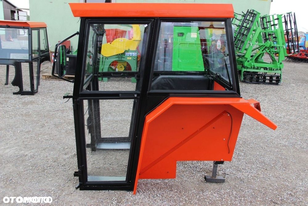 Kabina ciągnikowa do ciągnika MF 235 255 z błotnikami CE - 6