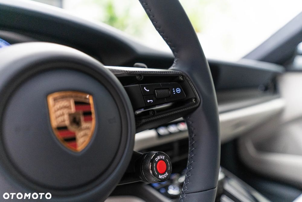 Porsche 911 Carrera 4 GTS - 15