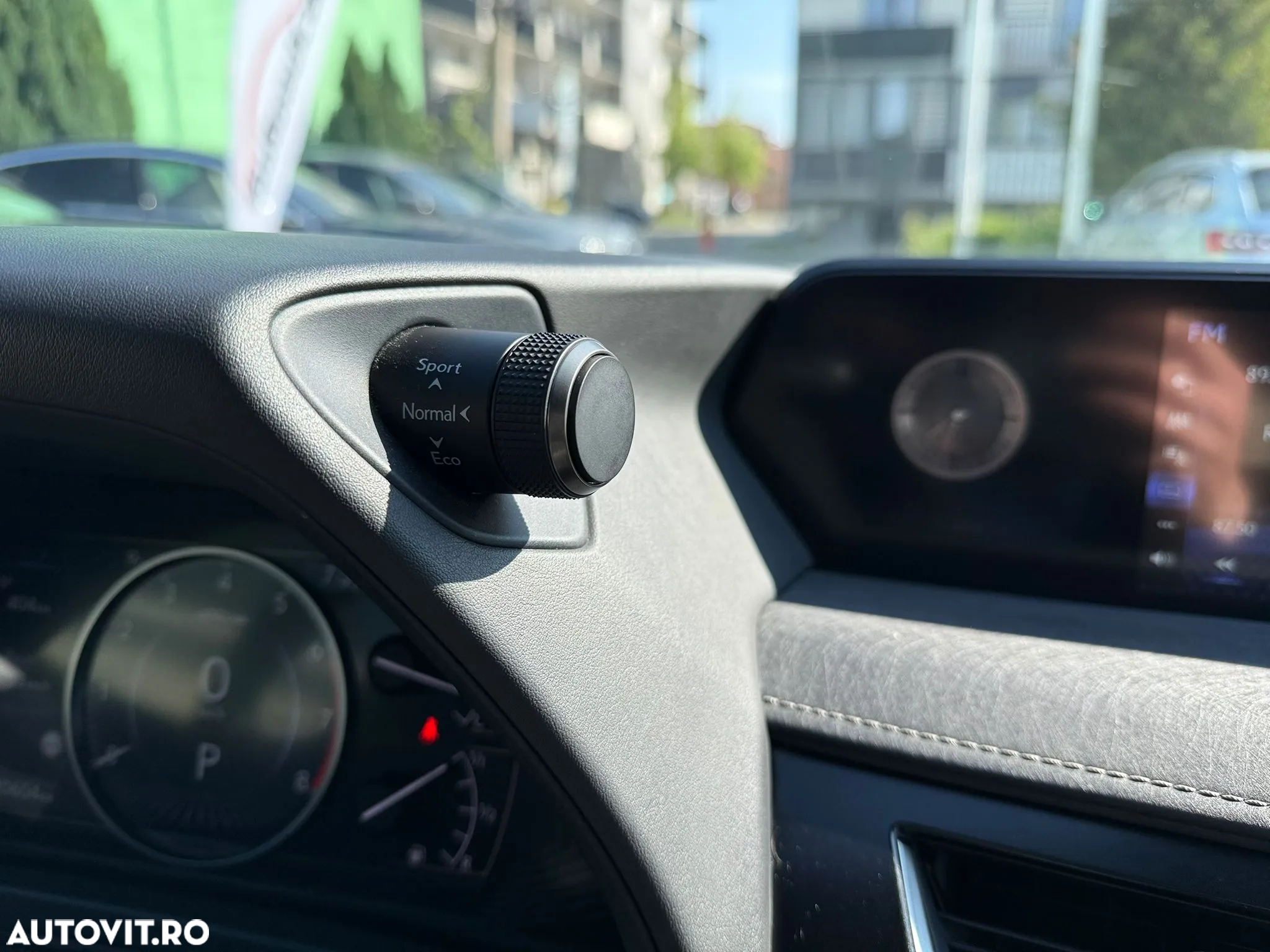 Lexus UX 250h 2.0L HEV 20H- (178 HP) 4X2 CVT Executive - 12