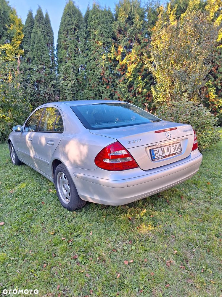 Mercedes-Benz E-Class 2004 photo 2