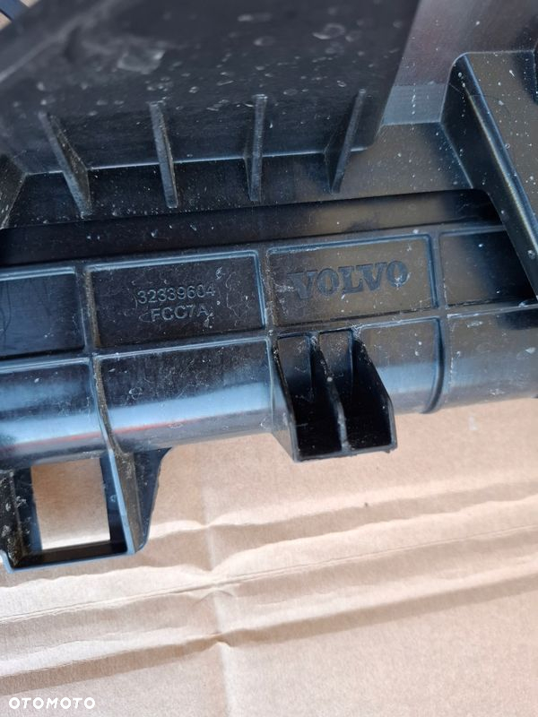 RAMKA CHŁODNICY OSŁONA VOLVO C40 XC40 ORYGINAŁ - 4