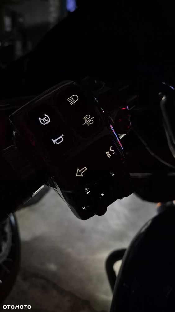 Harley-Davidson CVO Street Glide - 22