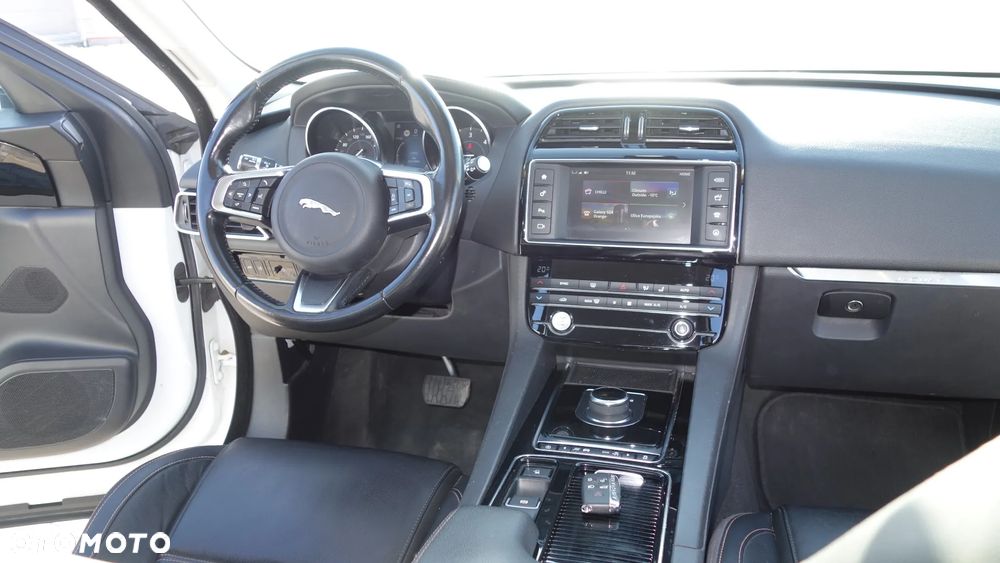 Jaguar F-Pace 2.0 i4D AWD Prestige - 8