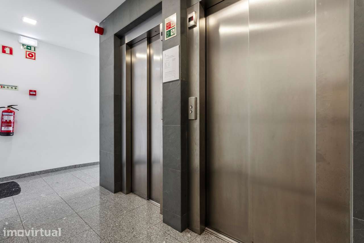 Apartamento T2 c/ Suíte, Varandas e Wallbox na Urbanização da Atalaia, - Grande imagem: 3/47