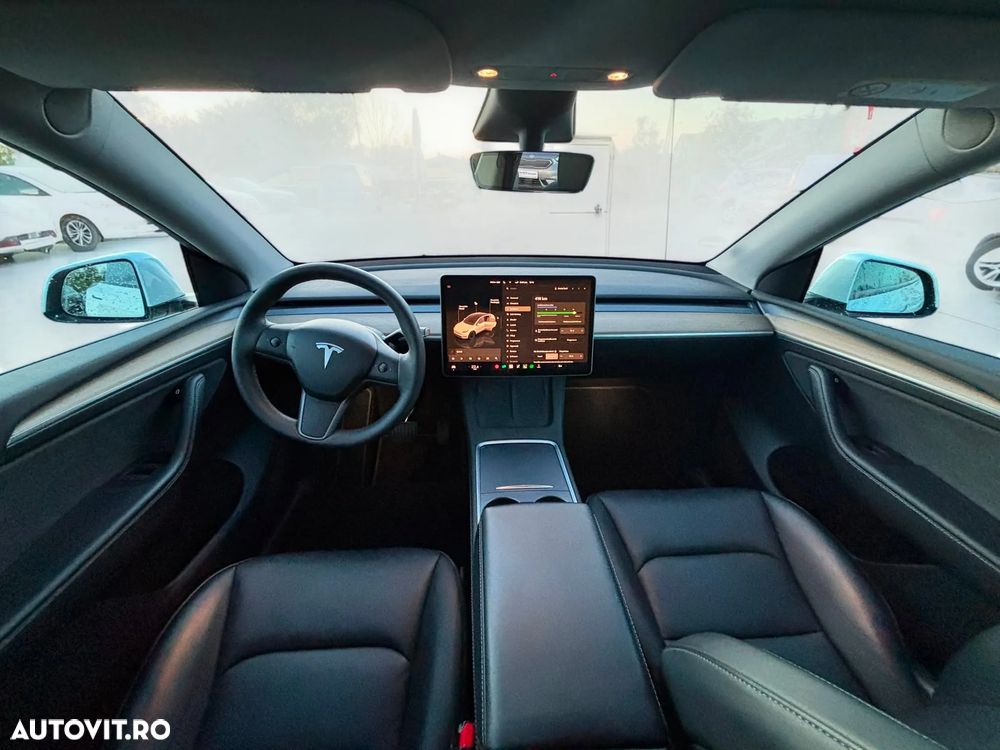 Tesla Model Y - 8