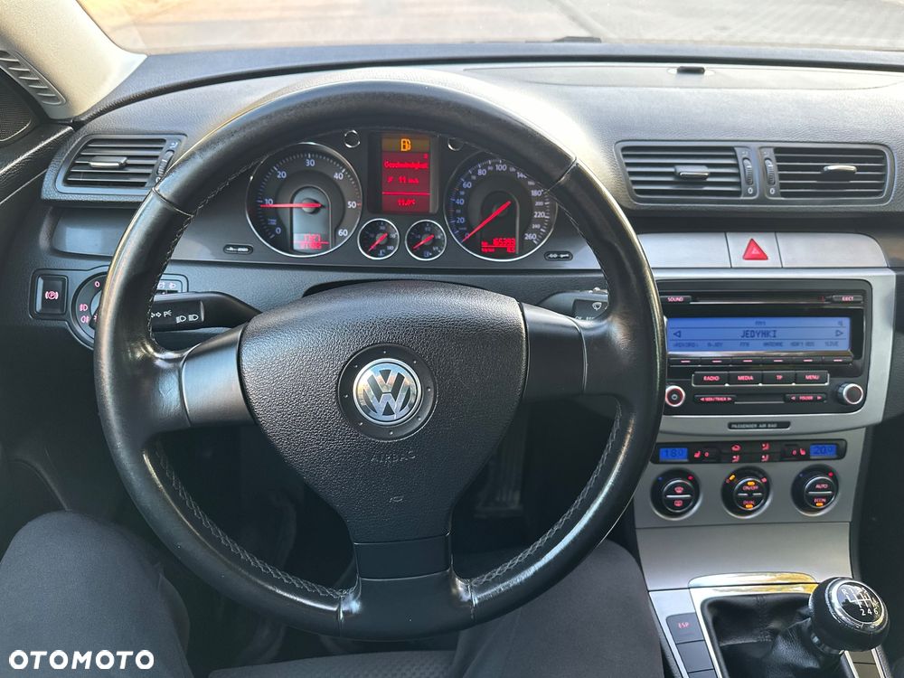 Volkswagen Passat 2.0 TDI DPF Sportline - 14