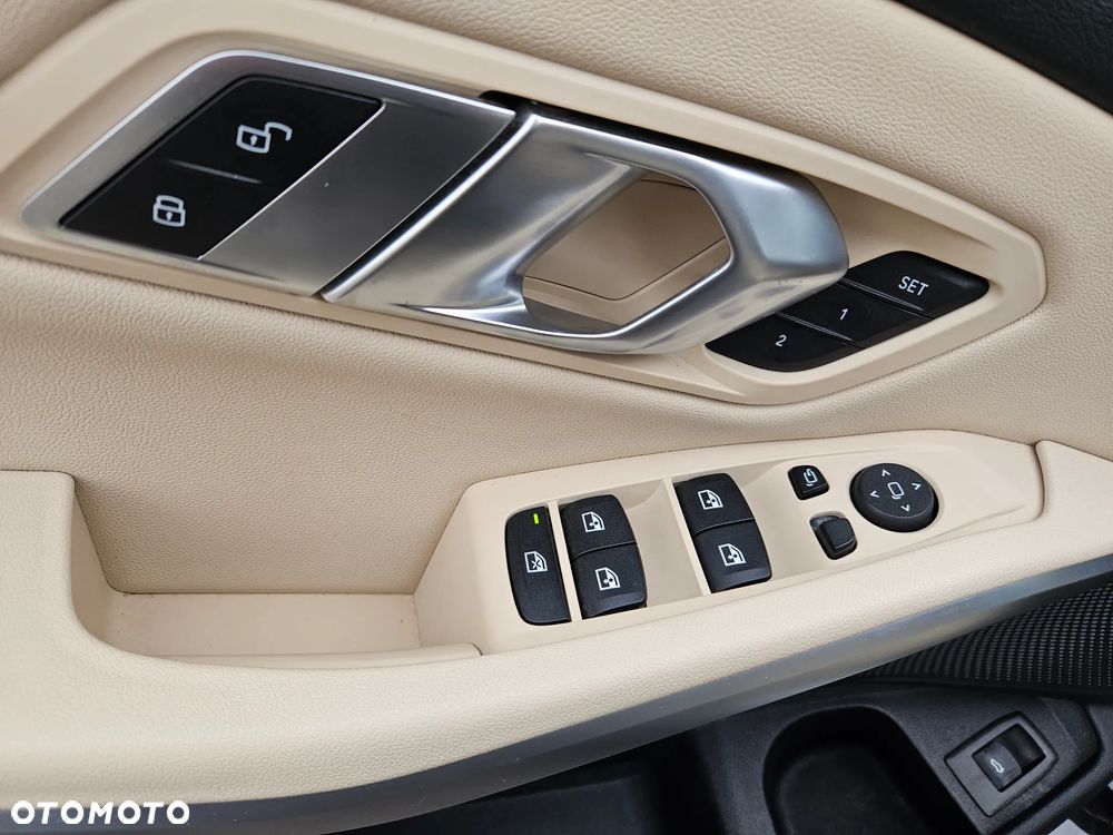 BMW Seria 3 330i Luxury Line sport - 13