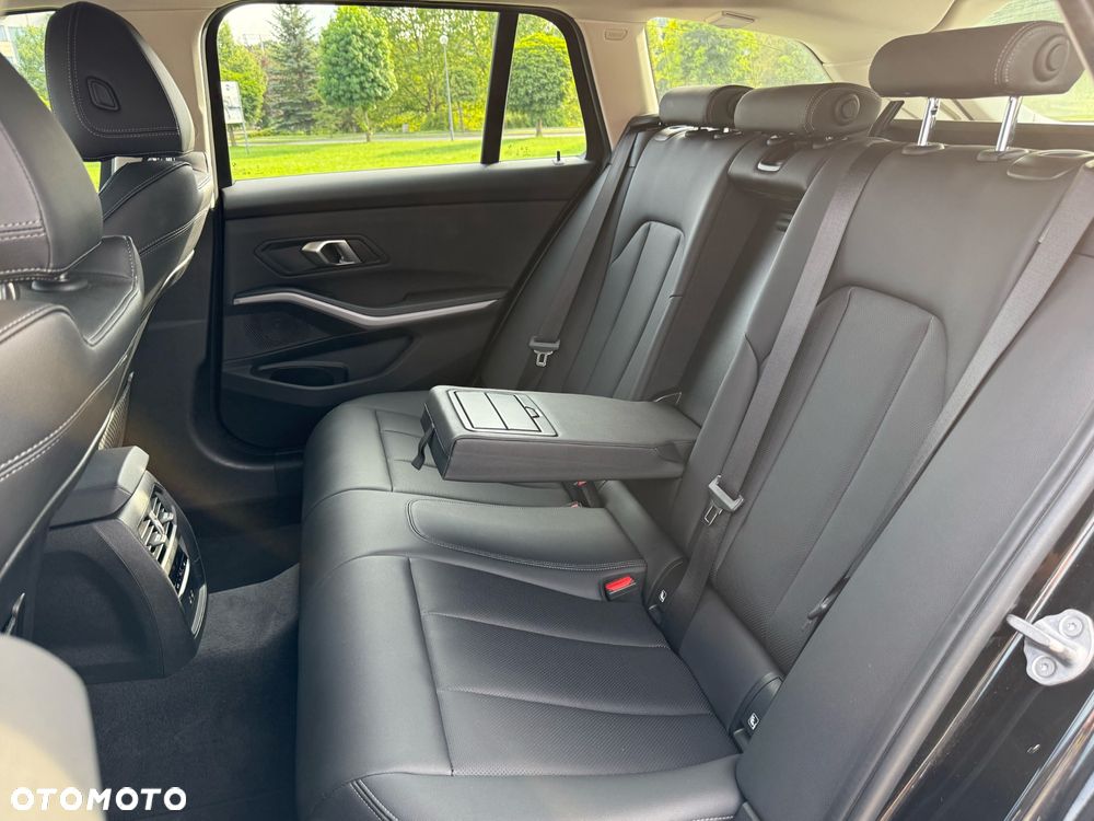 BMW Seria 3 318d Touring - 24