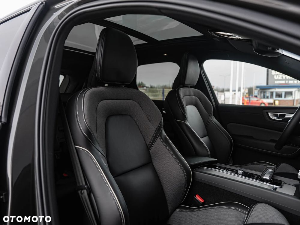 Volvo XC 60 B4 B Plus Dark - 26