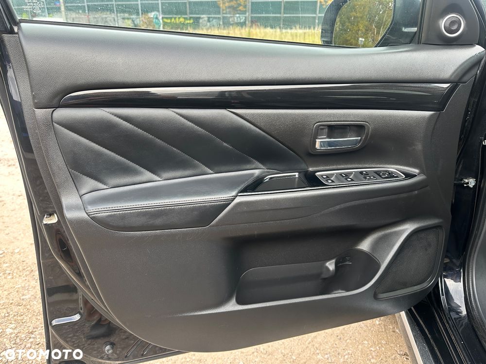 Mitsubishi Outlander 2.0 4WD Top - 18