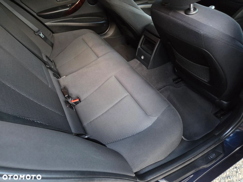 BMW Seria 3 318d Sport Line - 8