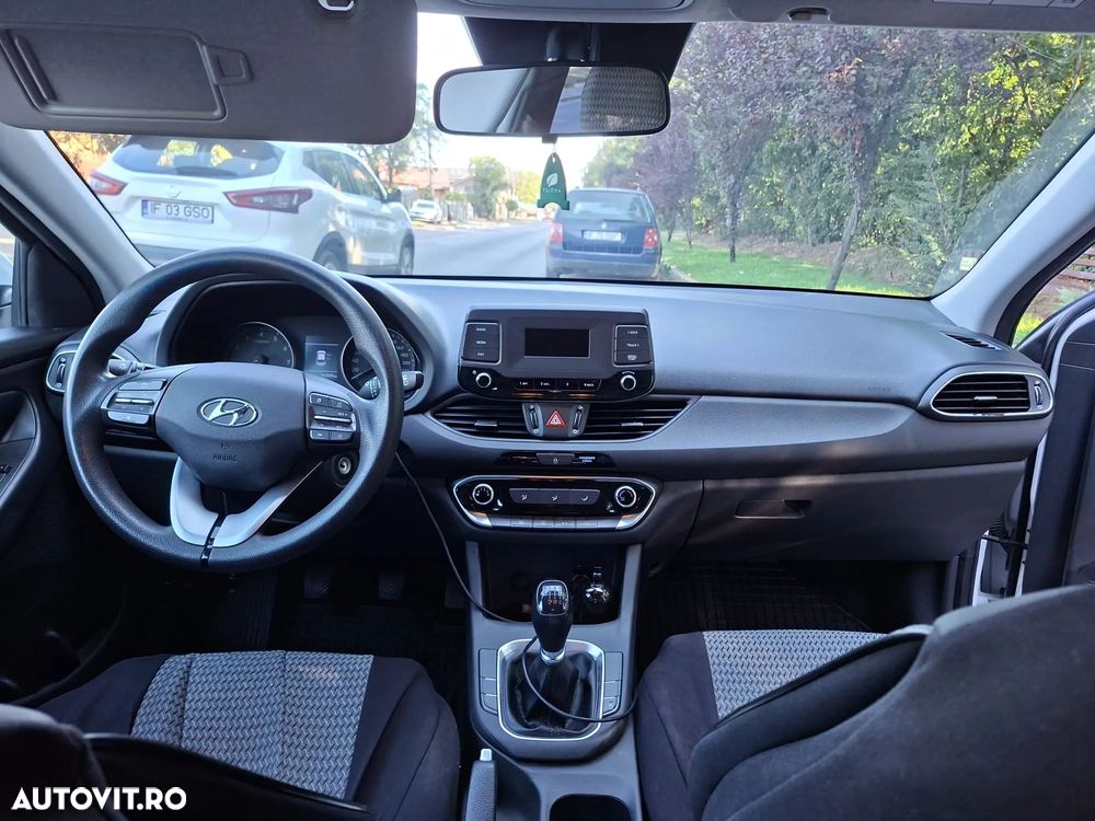Hyundai i30 1.4 100CP 5DR M/T Comfort - 12