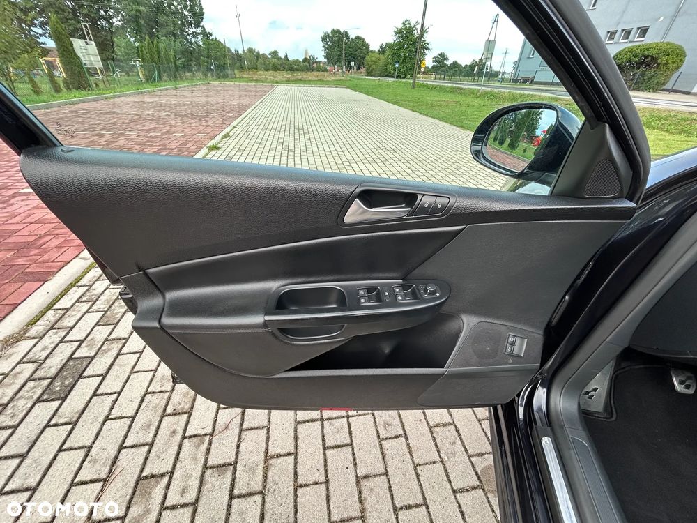 Volkswagen Passat Variant 2.0 TDI DPF R-Line Edition Plus - 18