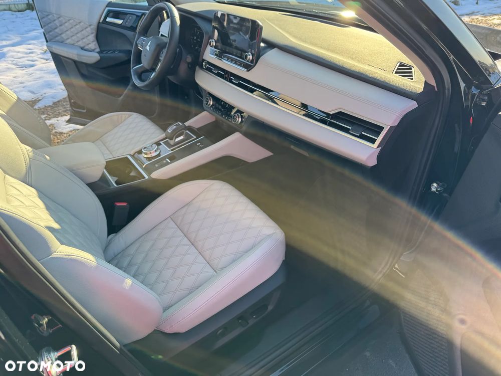 Mitsubishi Outlander 2.4 4WD Top - 13