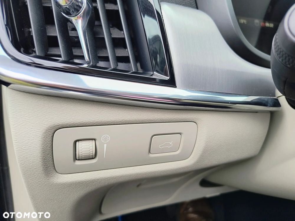 Volvo V90 D4 Momentum Pro - 35