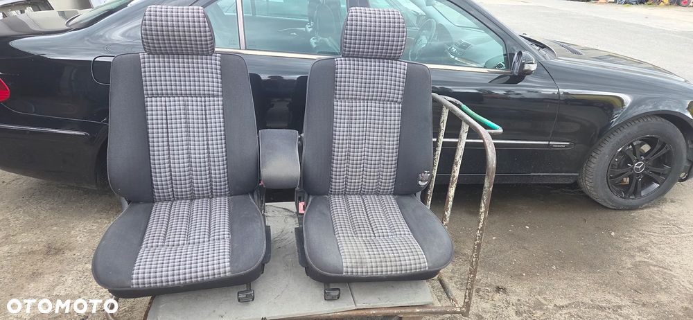 Fotele + kanapa tył + podłokietnik Mercedes W124 92 rok kpl Sedan - 1