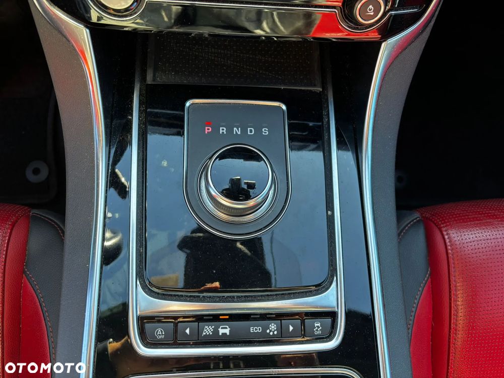 Jaguar XE 30t AWD R-Sport - 15