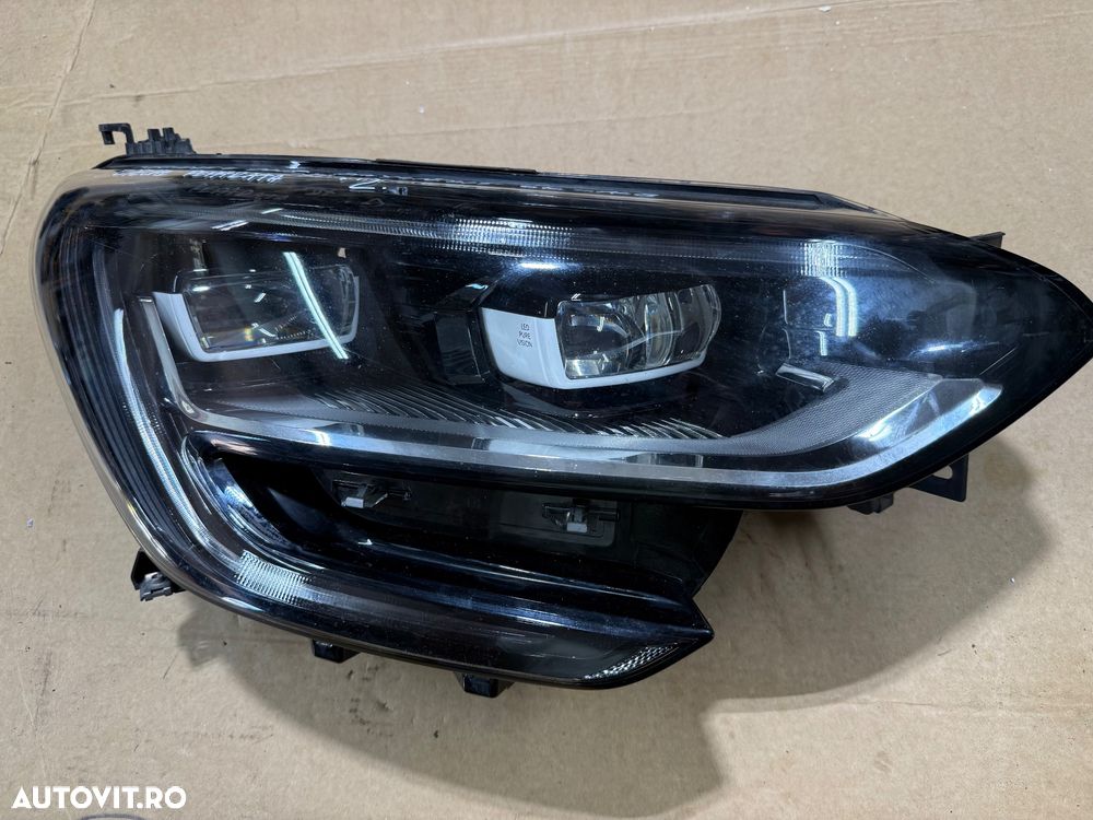 Far dreapta full led pure vision RENAULT MEGANE 4 an 2018 cod 260104596R daylight alb nu e ingalbenit - 1