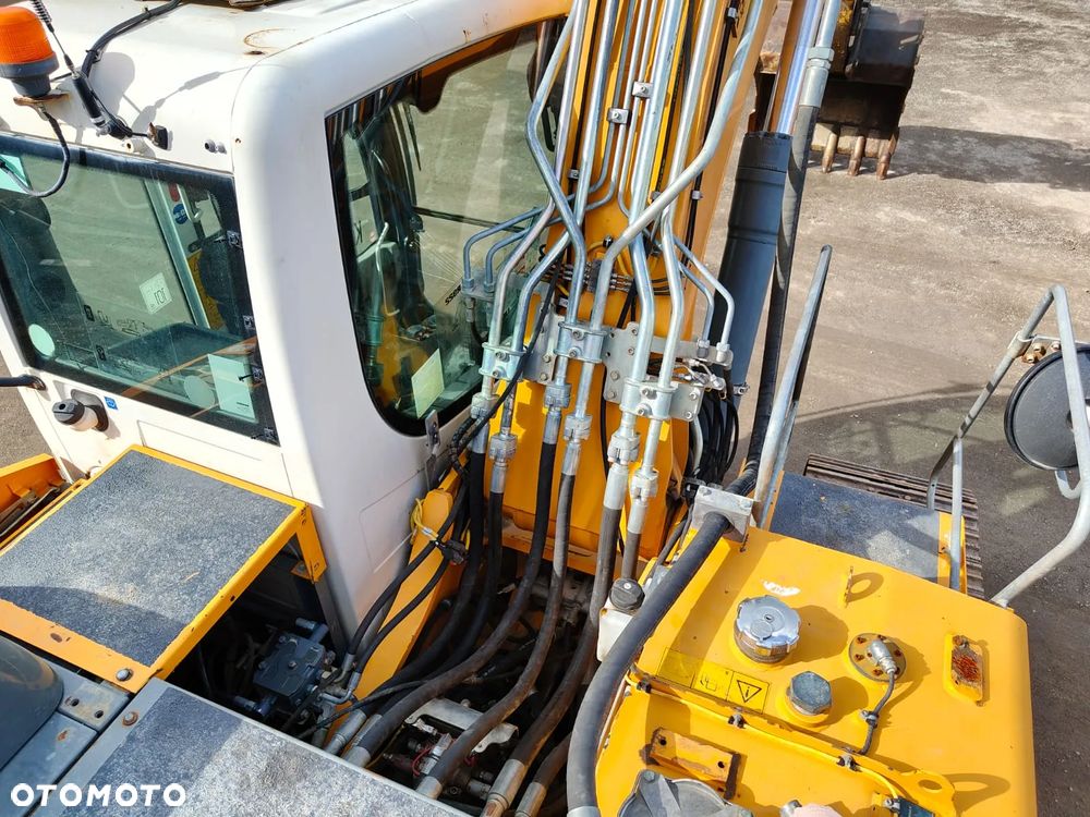 Liebherr R922 - 11