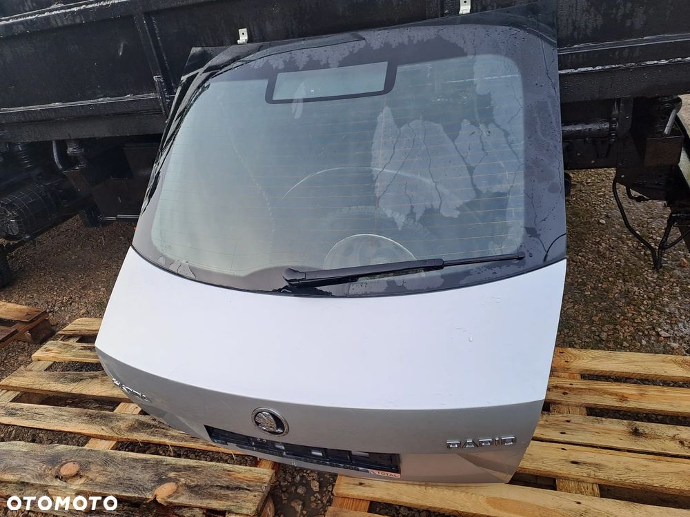 Skoda Rapid LIFTBACK zderzak tylny z PDC kod lakieru LA7W-9156 belka ślizgi i inne - 9