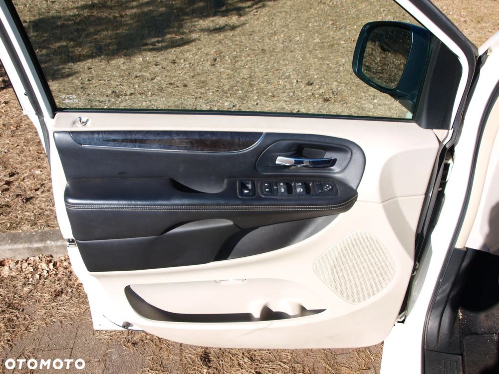 Chrysler Town & Country - 28