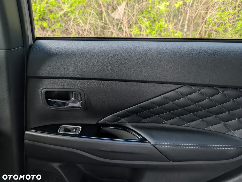 Mitsubishi Outlander Instyle + - 16