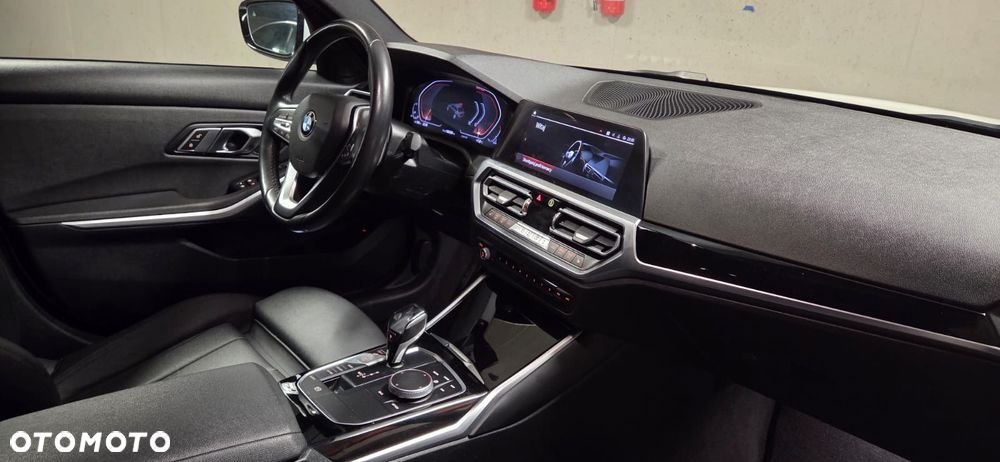 BMW Seria 3 330i Sport Line - 11
