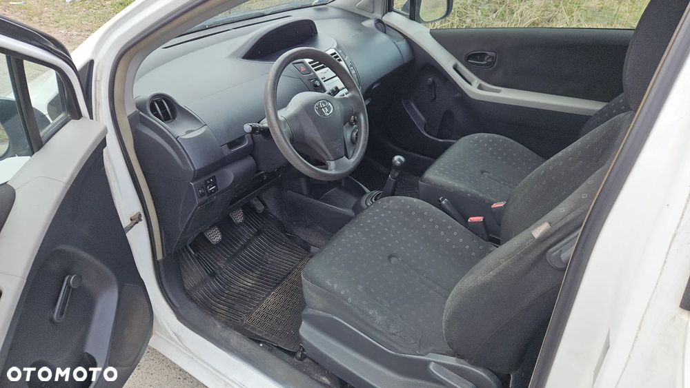 Toyota Yaris 1.3 Terra - 12