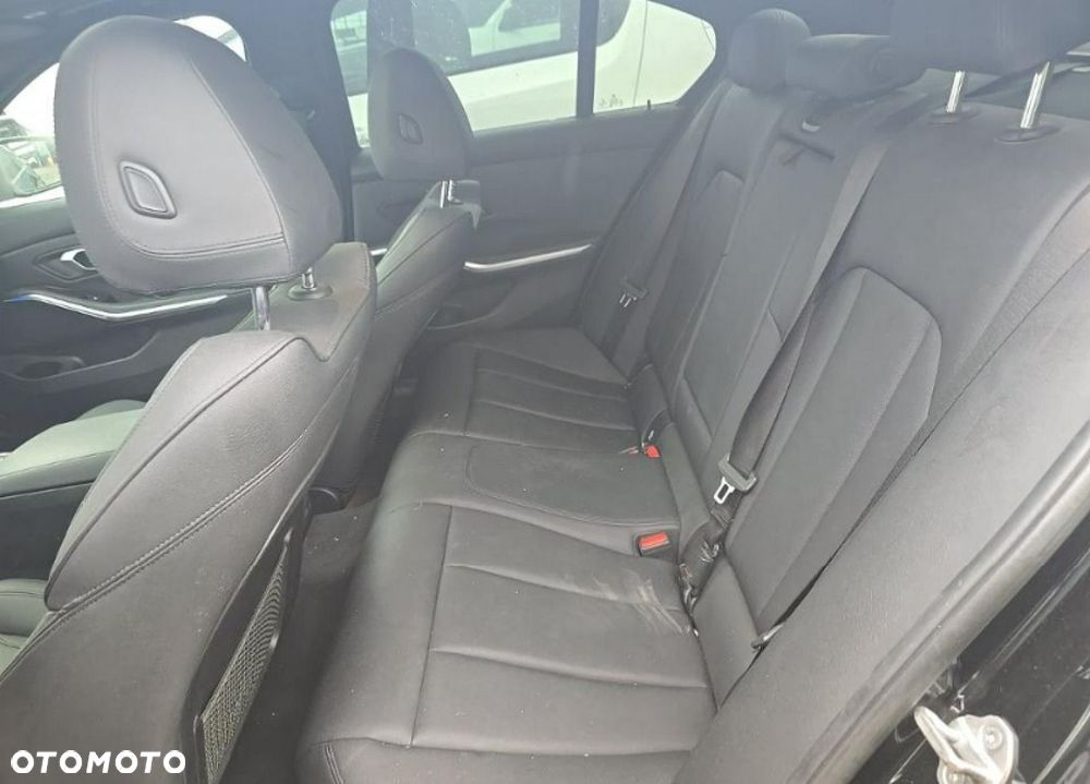 BMW Seria 3 330i M Sport - 9