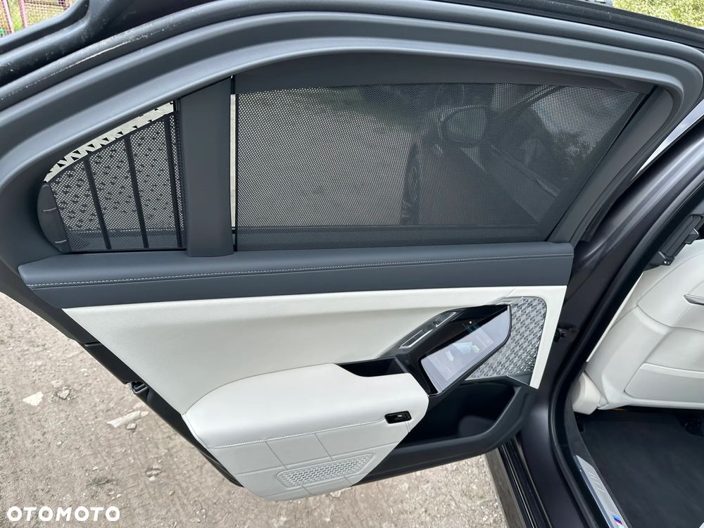 BMW Seria 7 M760e PHEV xDrive Individual Edition sport - 21