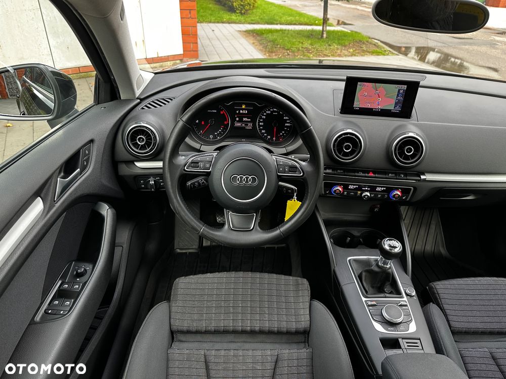 Audi A3 Sportback 1.6 TDI S line Sportpaket - 13