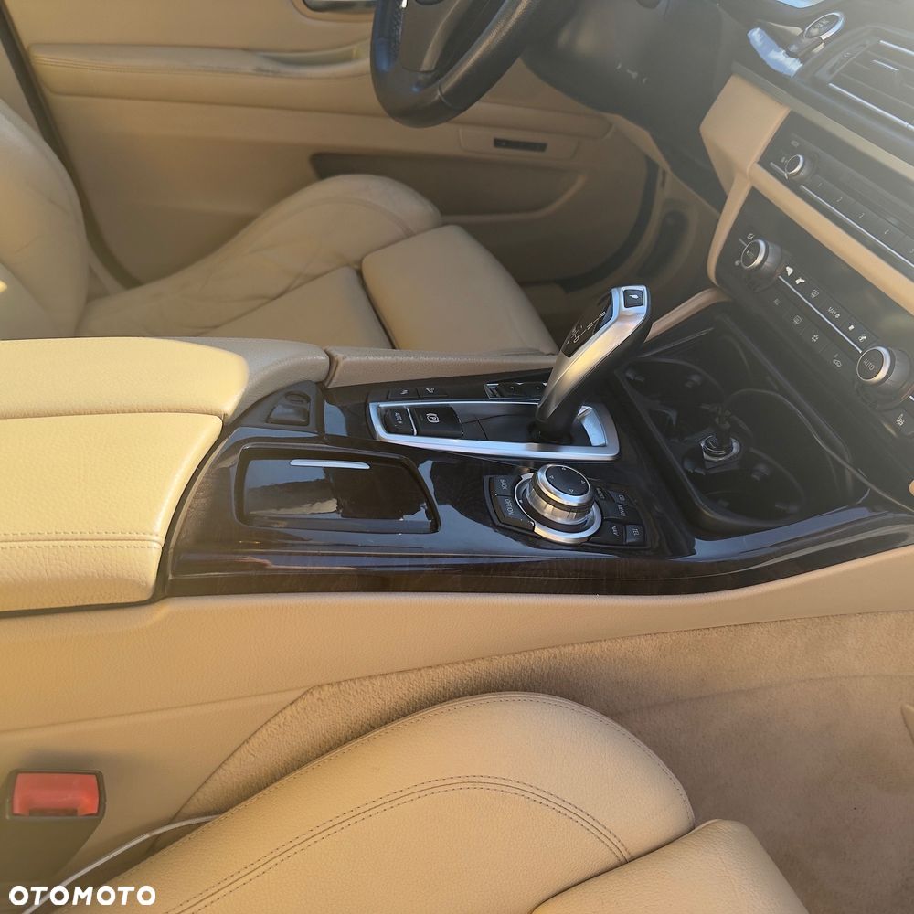 BMW Seria 5 525d xDrive Sport-Aut - 38