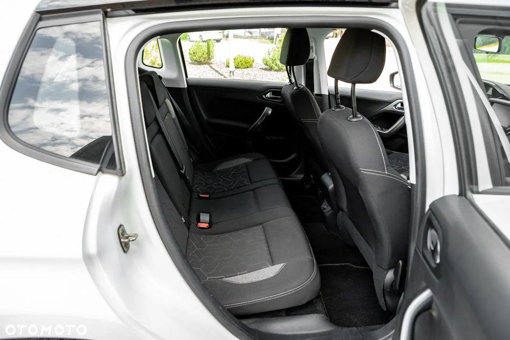 Peugeot 2008 1.6 BlueHDi Allure S&S - 20
