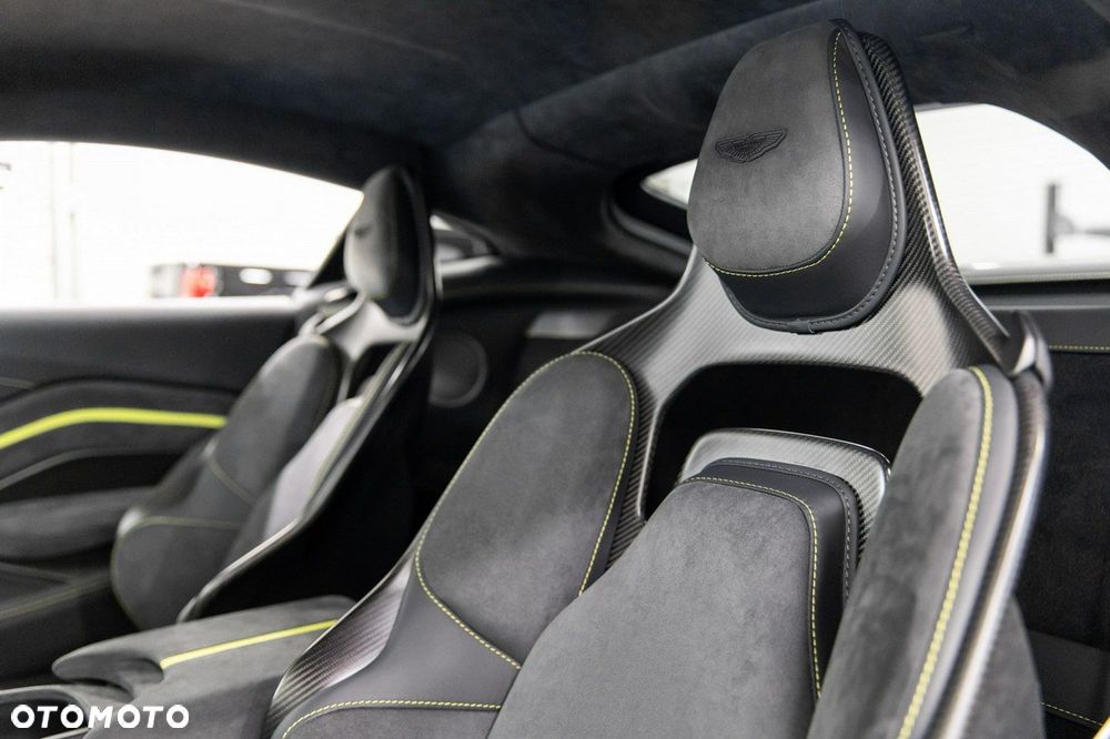 Aston Martin Vantage - 37