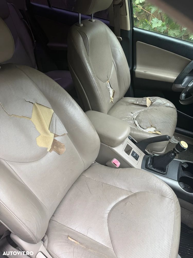 Toyota RAV4 - 6