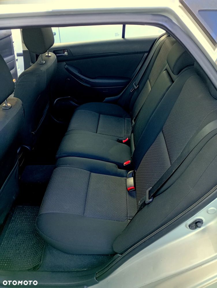 Toyota Avensis - 25