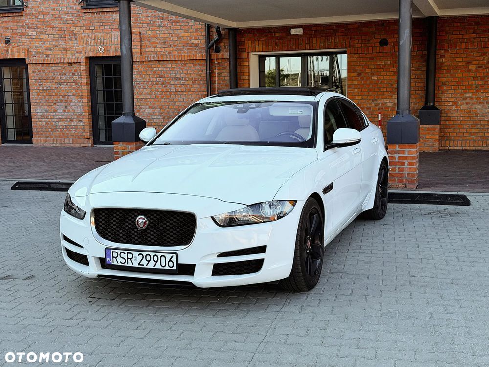 Jaguar XE 25t AWD Prestige - 9