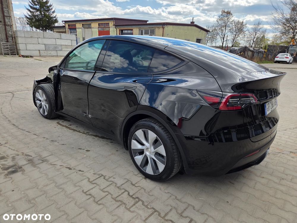 Tesla Model Y - 4