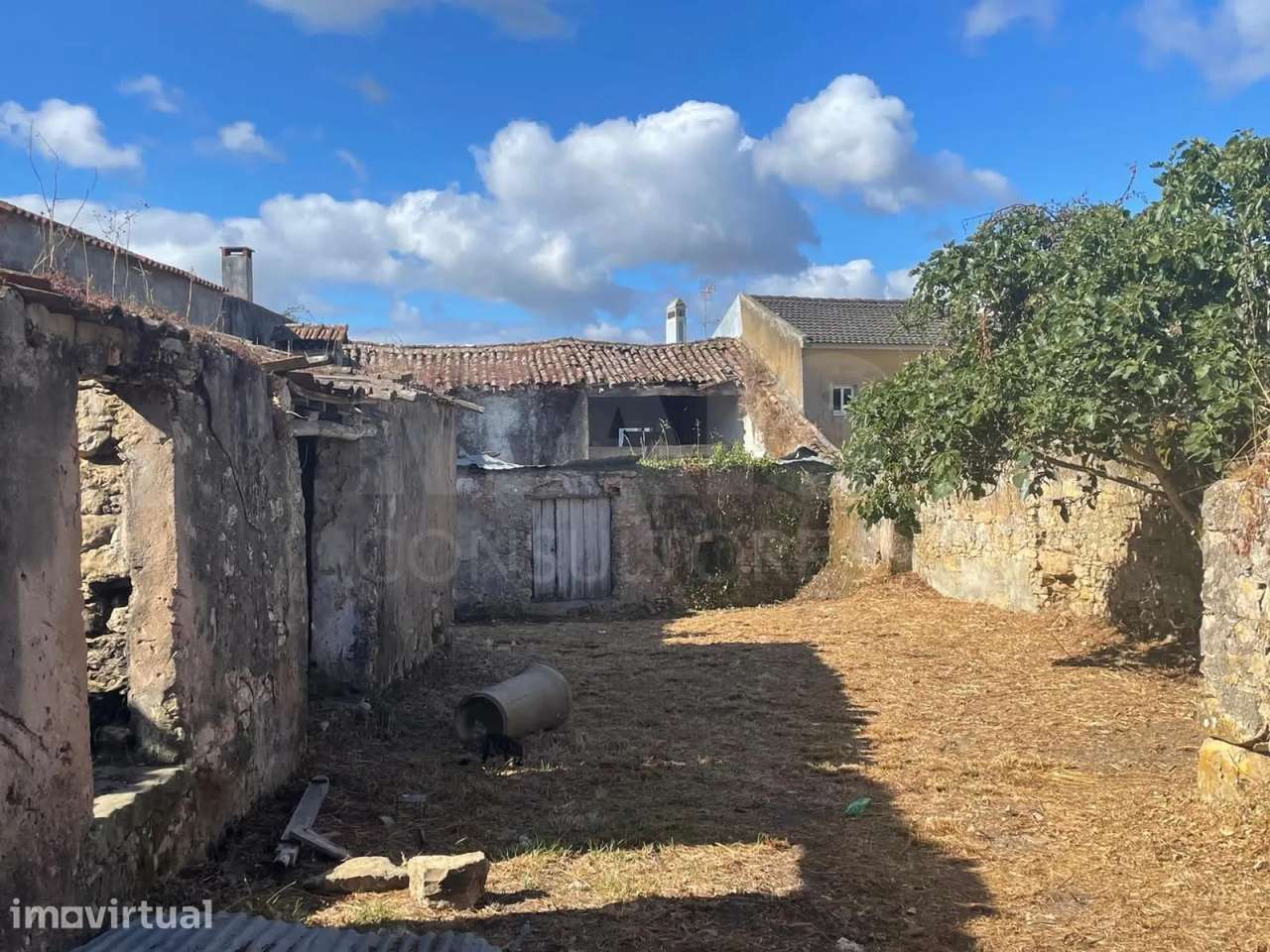 Moradia para recuperar inserida num terreno com 416m2 - Grande imagem: 5/18