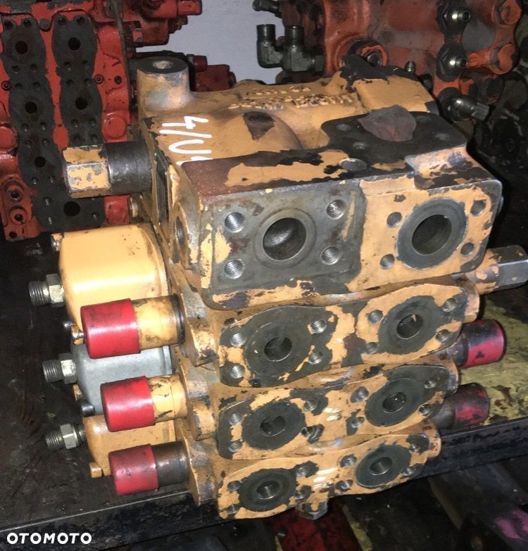 Rozdzielacz hydrauliczny z maszyny CASE - 1