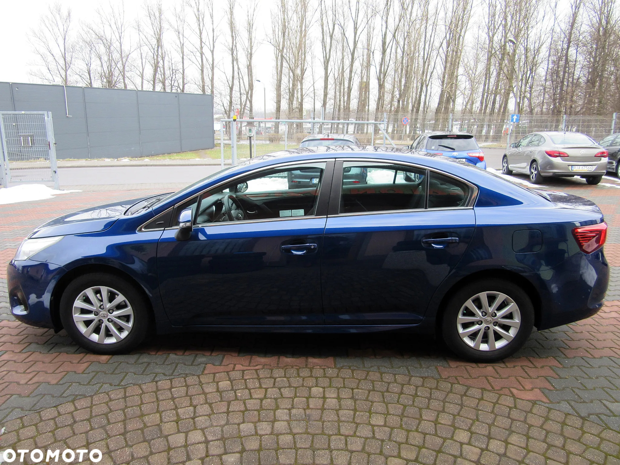 Toyota Avensis 1.6 Premium - 12