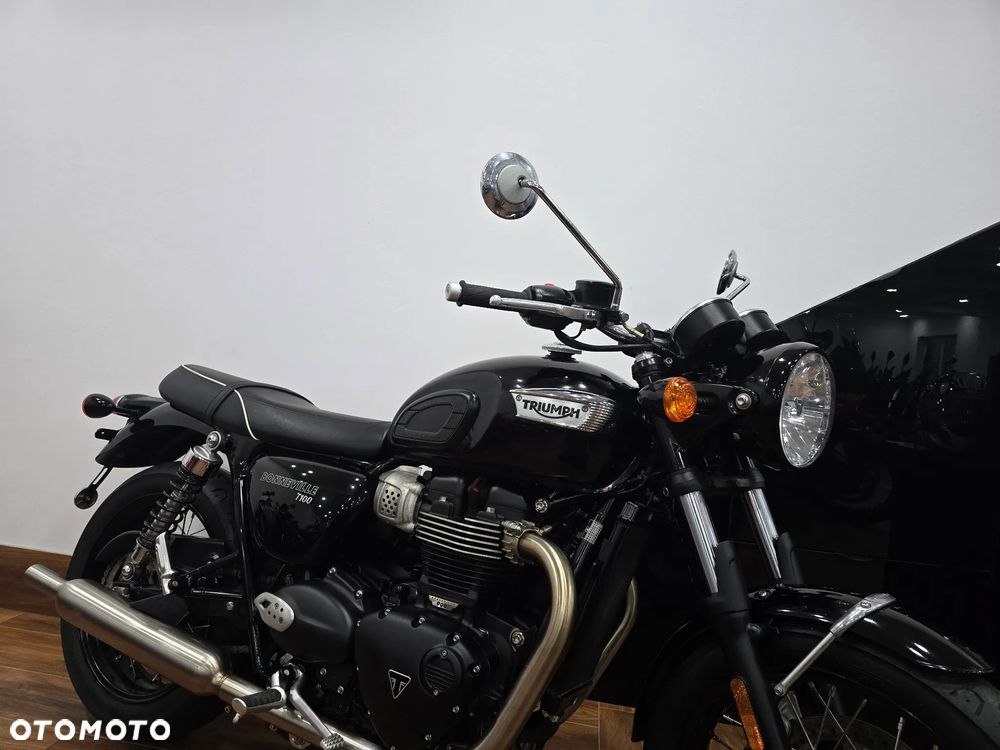Triumph Bonneville - 2