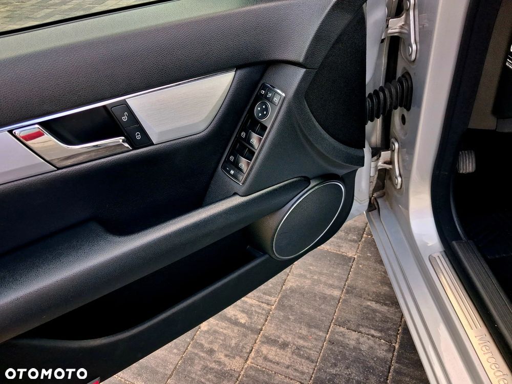 Mercedes-Benz Klasa C 180 CGI Automatik BlueEFFICIENCY Elegance - 36