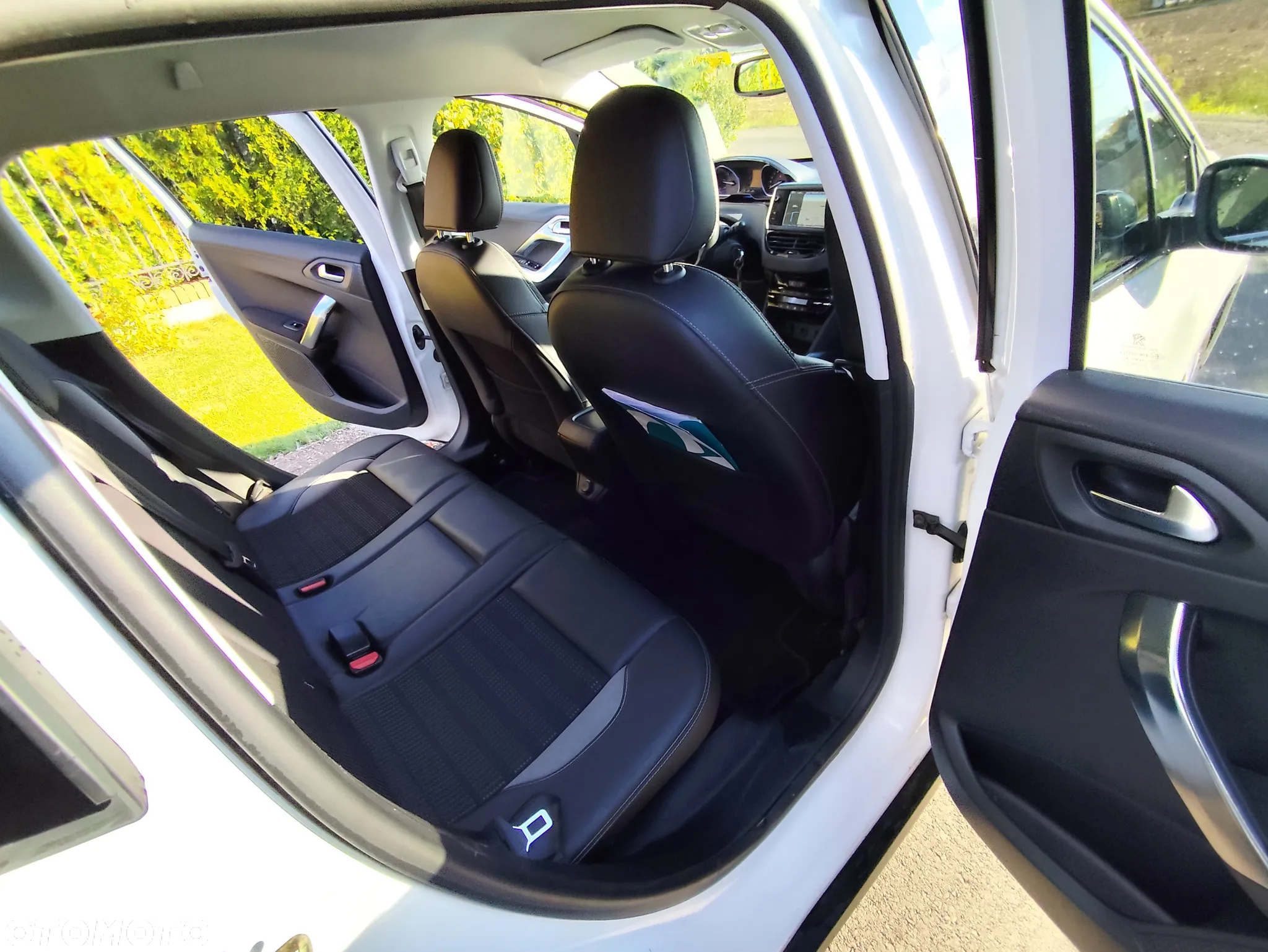Peugeot 2008 1.6 e-HDi Allure S&S - 17