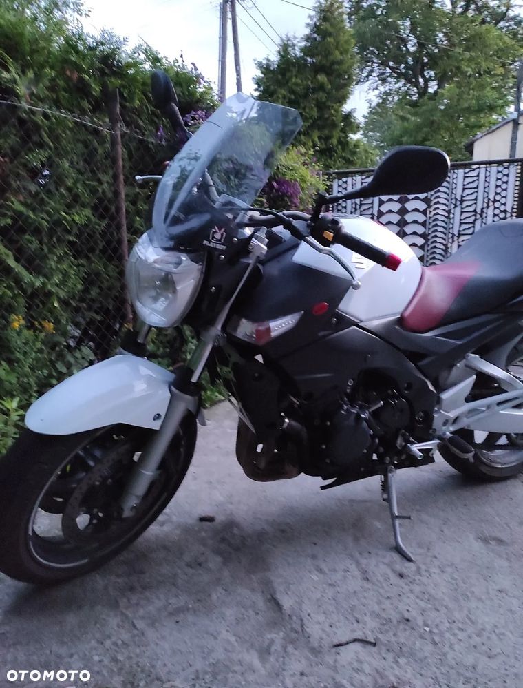 Suzuki GSR - 2