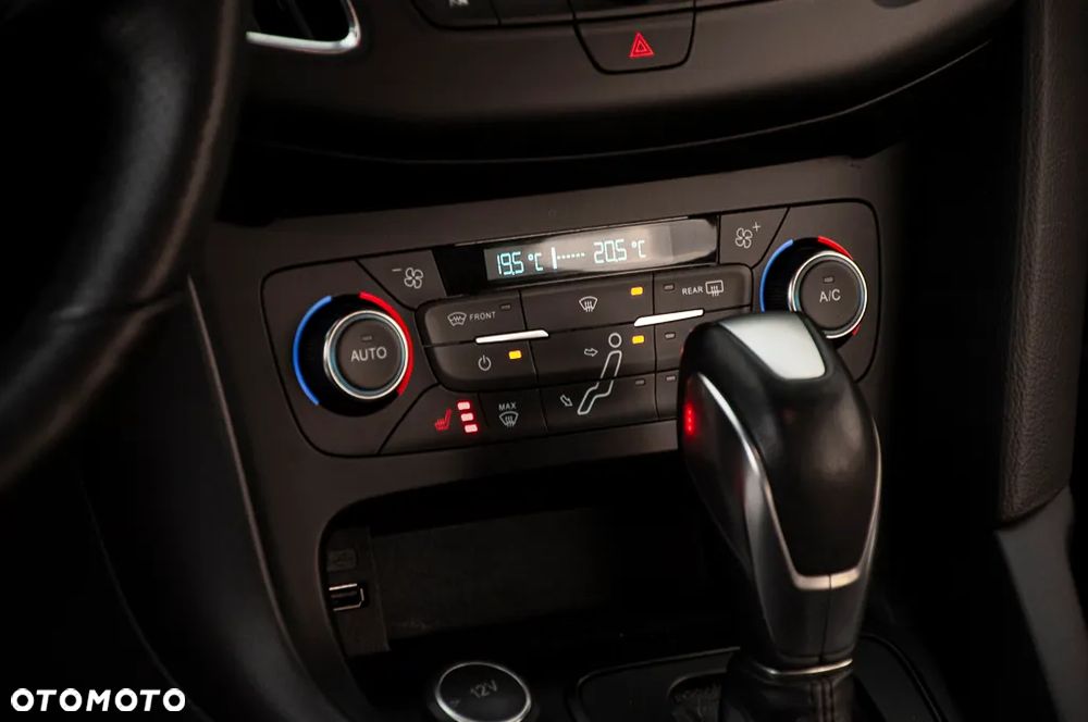 Ford Focus SW 1.5 EcoBoost S&S ST-LINE - 32