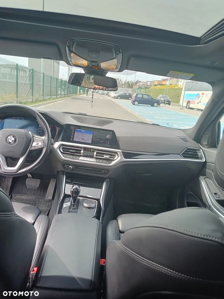 BMW Seria 3 318d mHEV - 14