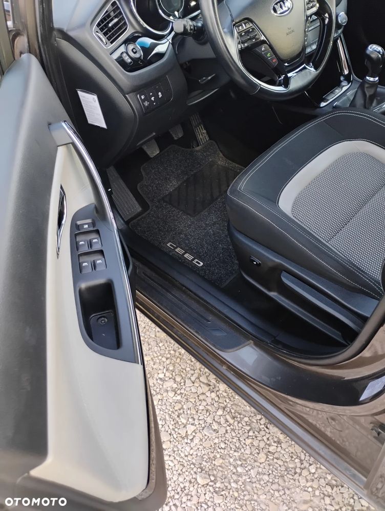 Kia Ceed 1.6 GDI Dream Team Edition - 25